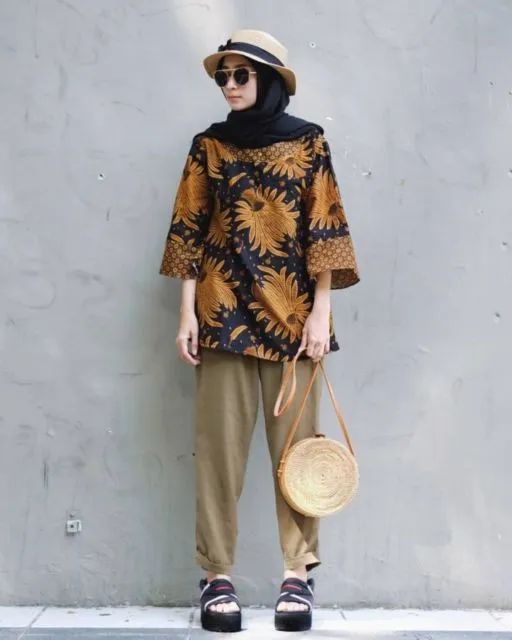 9 Kombinasi Sempurna Celana Kulot dan Atasan Batik; Santun, Berkelas dan Cantik! 11