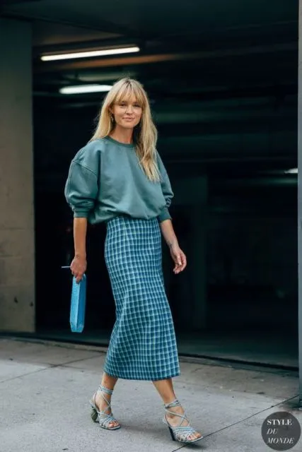 Di Luar Nalar! Ini 9 Desain Busana Bermotif Kotak yang Bakal Merajai Pasar Fashion 10