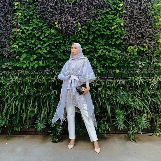 8 Potret Kebaya dan Celana Putih Buat Kondangan. Elegan dan Bisa Bikin Langsing! 13