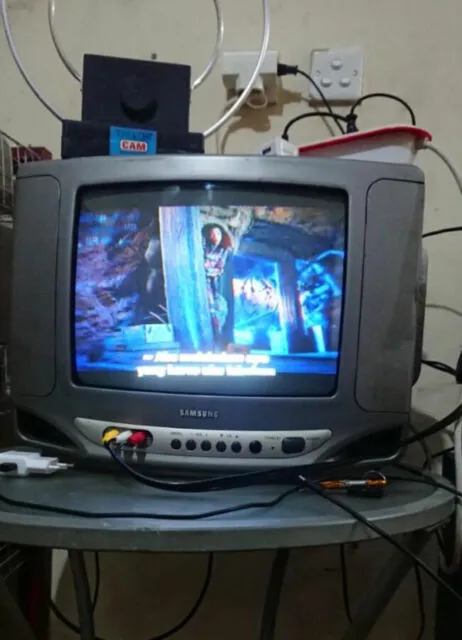 Nostalgia TV Tabung yang Kini Sudah Punah. Siapa yang Dulu Suka Ganti Channel Pakai Kaki? 9