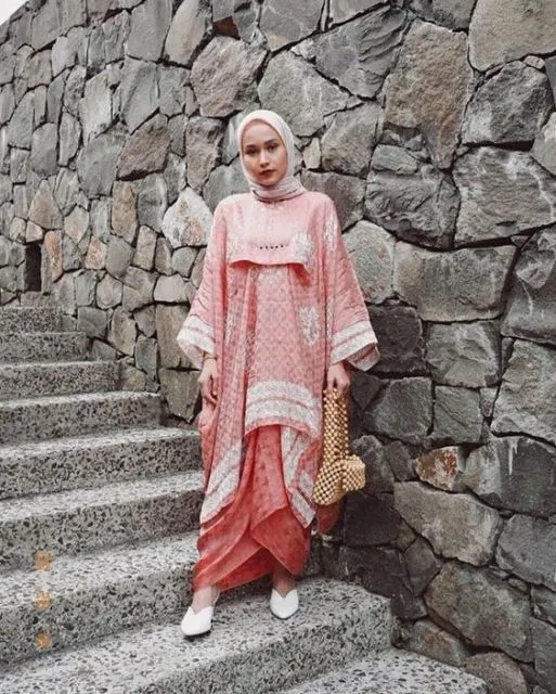 Ingin Tampil Lebih Elegan? Coba Deh Pakai 9 Setelan Batik yang Langka nan Cantik Ini! 18