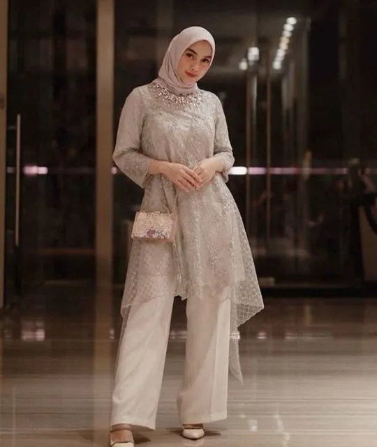 8 Potret Kebaya dan Celana Putih Buat Kondangan. Elegan dan Bisa Bikin Langsing! 15
