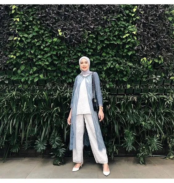8 Potret Kebaya dan Celana Putih Buat Kondangan. Elegan dan Bisa Bikin Langsing! 14