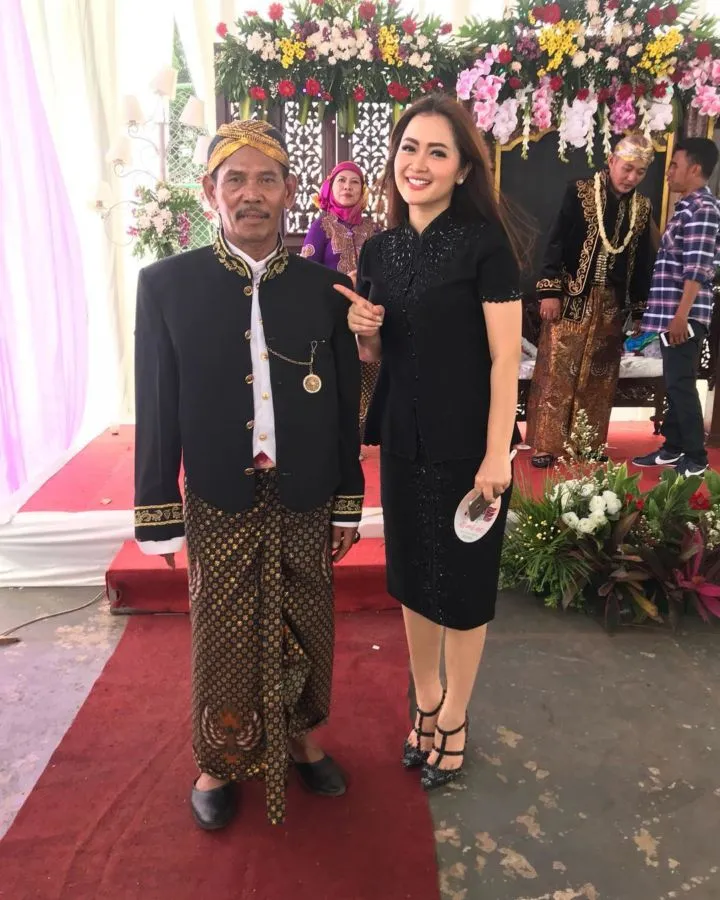 Udah Seperti Keluarga, Para Artis ini Beri Kejutan ART dengan Menghadiri Pernikahan Mereka 6