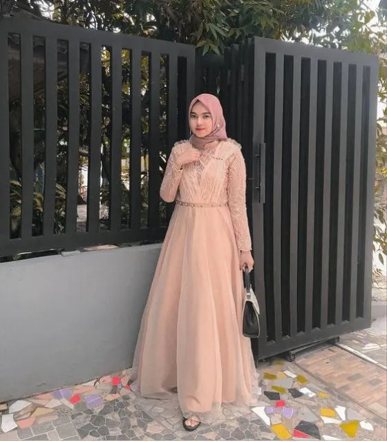 Mewah tapi Simpel, Ini 8 Kebaya Bernuansa Emas Buat Hijabers Demi Menyambut 2021! 12