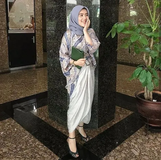 Ingin Tampil Lebih Elegan? Coba Deh Pakai 9 Setelan Batik yang Langka nan Cantik Ini! 11