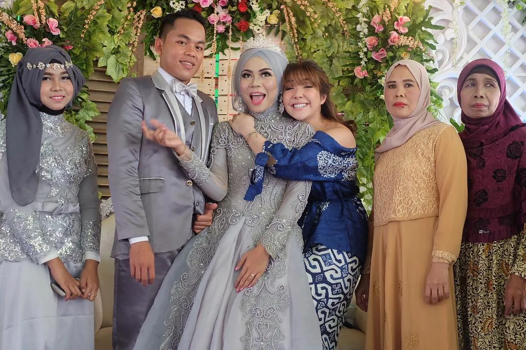 Udah Seperti Keluarga, Para Artis ini Beri Kejutan ART dengan Menghadiri Pernikahan Mereka 4