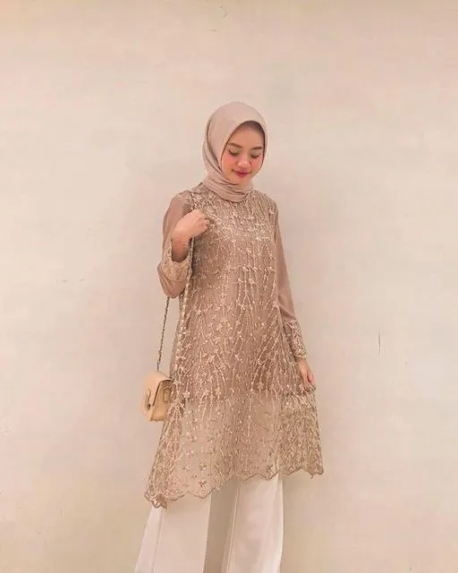 8 Potret Kebaya dan Celana Putih Buat Kondangan. Elegan dan Bisa Bikin Langsing! 16