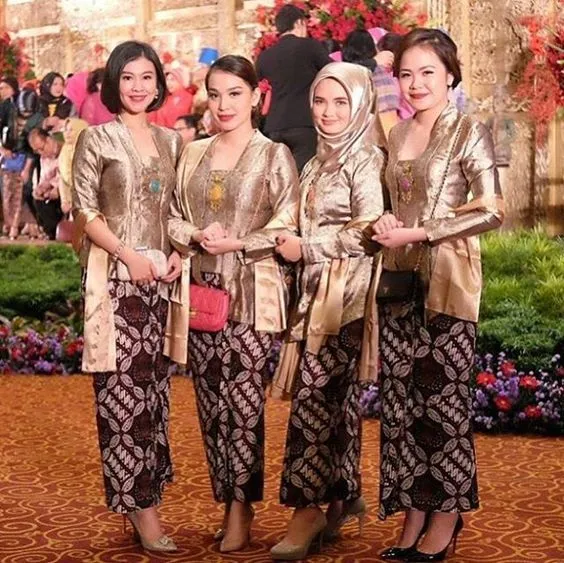 8 Model Kebaya yang Cocok Dipakai Buat Acara Malam Hari. Pilihan Warnanya Elegan! 9