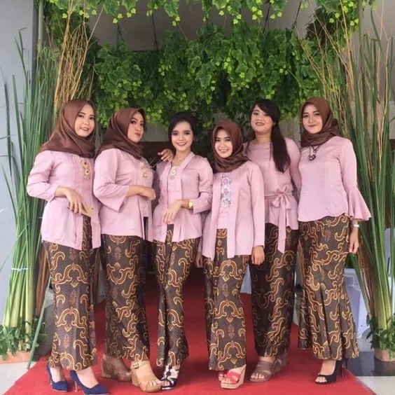 Pesona 9 Kebaya Kutu Baru Modern yang Masih Digemari di Penghujung Tahun. Super Anggun! 10