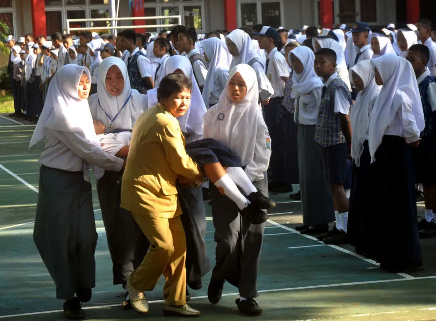 Pura-pura Pingsan Saat Upacara Adalah Momen Terlicik Zaman Sekolah. Ada yang Pernah Begini? 7