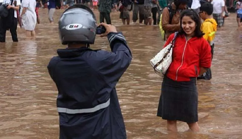 11 Potret Mitigasi Bencana Paling Lawak Saat Banjir Melanda. Gambaran Orang Kelewat Santai nih 22