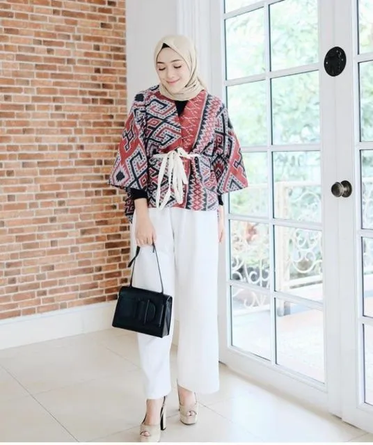 9 Kombinasi Sempurna Celana Kulot dan Atasan Batik; Santun, Berkelas dan Cantik! 13