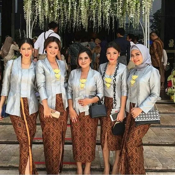 Pesona 9 Kebaya Kutu Baru Modern yang Masih Digemari di Penghujung Tahun. Super Anggun! 14