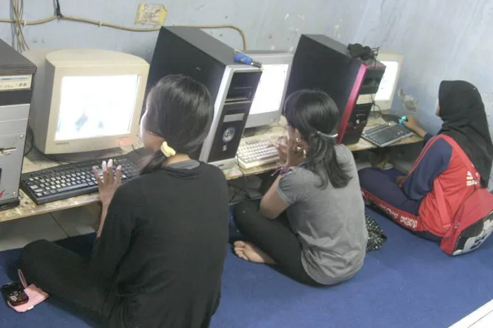5 Hal Konyol dan Ngeselin yang Dirasakan Anak Warnet Generasi Awal. Pernah Gini juga Nggak? 6