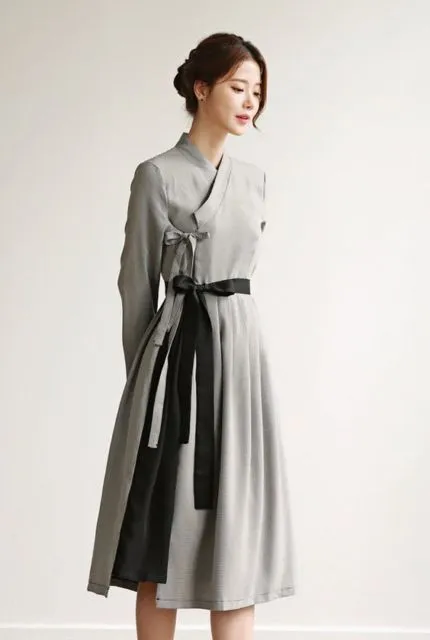 9 Potret Hanbok Modern Ala Korea; Cantik Buat Kondangan atau Acara Resmi Lainnya! 13