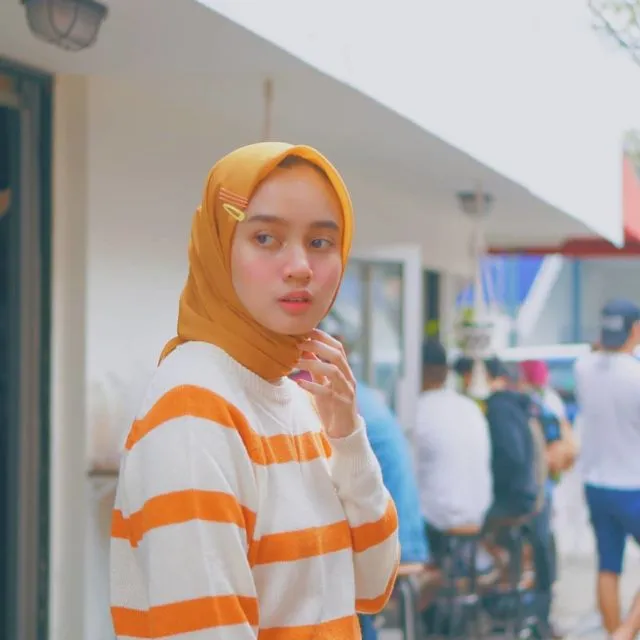 8 Trik Agar Hijab Selalu 'Stay' Alias Nggak Melorot Lagi. Kurang Kuat Kalau Cuma Pakai Peniti 16