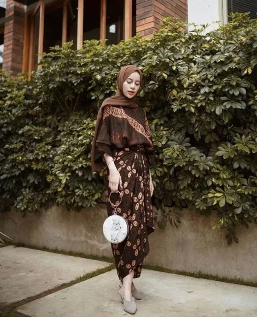 Ingin Tampil Lebih Elegan? Coba Deh Pakai 9 Setelan Batik yang Langka nan Cantik Ini! 12