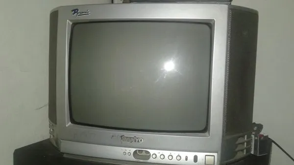 Nostalgia TV Tabung yang Kini Sudah Punah. Siapa yang Dulu Suka Ganti Channel Pakai Kaki? 6