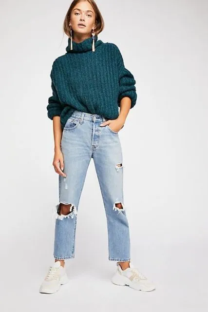 5 Warna Sweater yang Paling Pas Dipadukan dengan Celana Jeans Robek. Kekinian dan Manis! 7