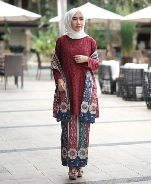Ingin Tampil Lebih Elegan? Coba Deh Pakai 9 Setelan Batik yang Langka nan Cantik Ini! 14