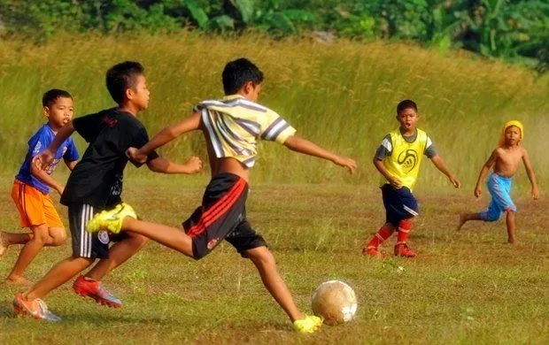 6 Aturan Kocak Sepak Bola Ala Bocah Kampung. FIFA juga Pusing Kalau Nonton Pertandingannya! 2