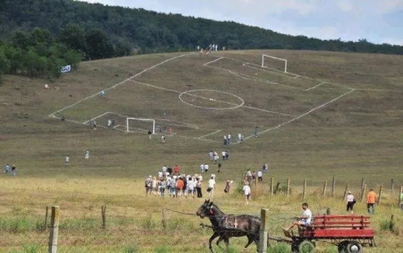 11 Lapangan Bola Aneh yang Ada di Dunia. Messi dan Ronaldo Main di Sini Belum Tentu Jago! 22