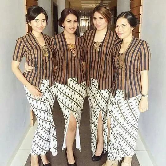 Pesona 9 Kebaya Kutu Baru Modern yang Masih Digemari di Penghujung Tahun. Super Anggun! 11
