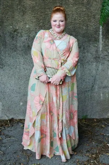 Liz, Fashion Blogger Bertubuh Curvy yang Percaya Diri dengan Aneka Dress Berwarna. Layak Ditiru! 14
