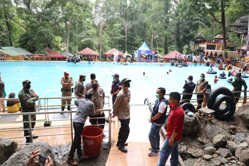 Tahun Depan Corona Pergi dari Indonesia? Kayak Mimpi deh, Orang-orangnya Aja Masih Begini :( 5