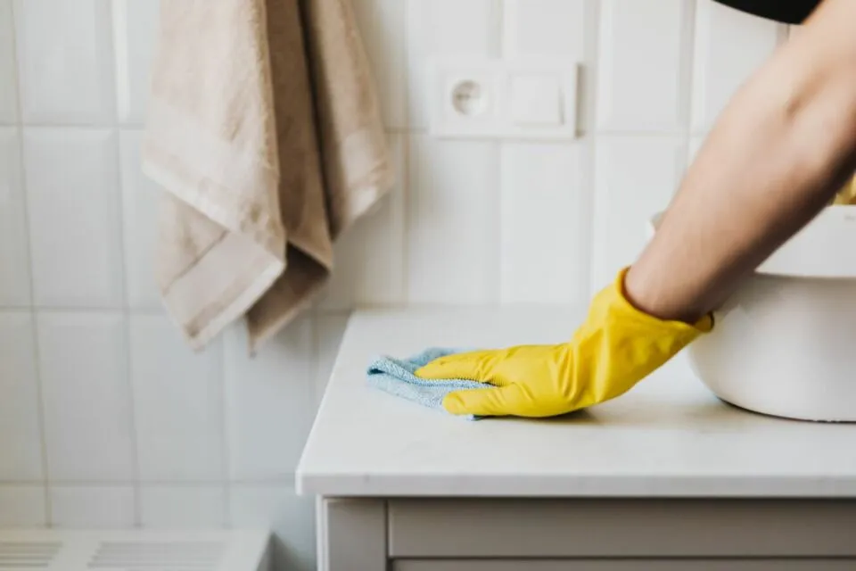 5 Alasan Orang Rajin Bersihin Rumah Kalau Lagi Sendiri. Pas Ada Ibu, Malesnya Minta Ampun! 7