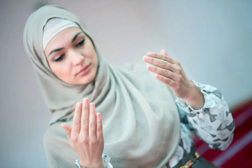 8 Trik Agar Hijab Selalu 'Stay' Alias Nggak Melorot Lagi. Kurang Kuat Kalau Cuma Pakai Peniti 11