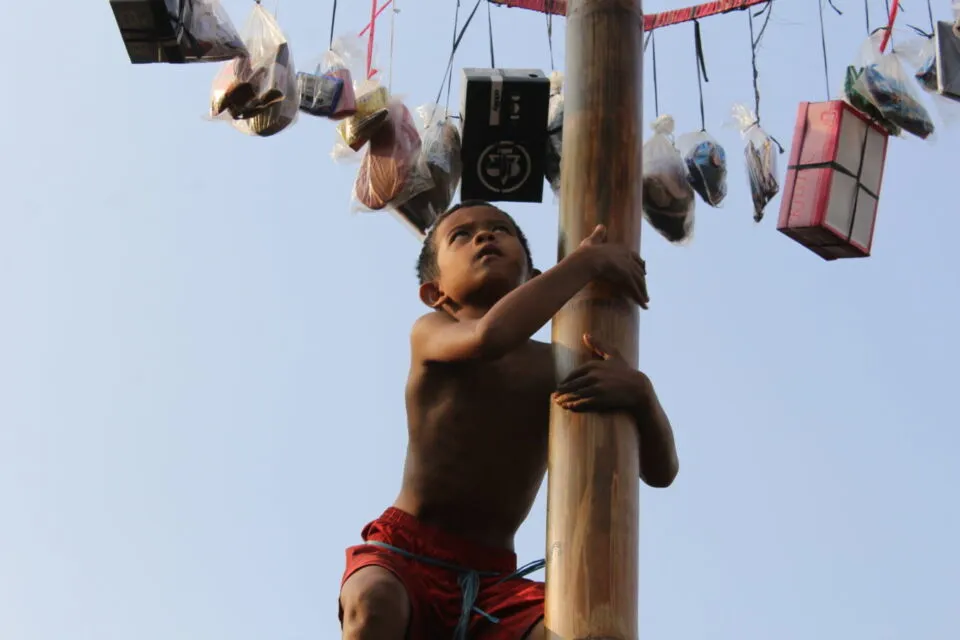5 Alasan Lomba Panjat Pinang Mesti Dievaluasi. Nggak Semua Orang Sanggup Ikut, Bro! 7 Lomba panjat pinang