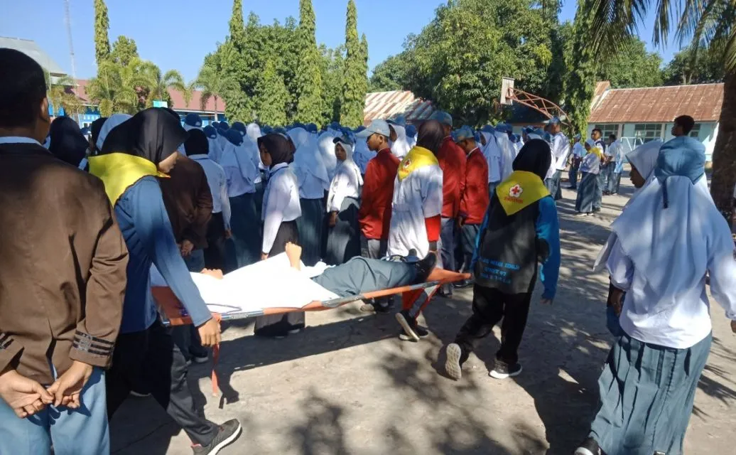 Pura-pura Pingsan Saat Upacara Adalah Momen Terlicik Zaman Sekolah. Ada yang Pernah Begini? 8