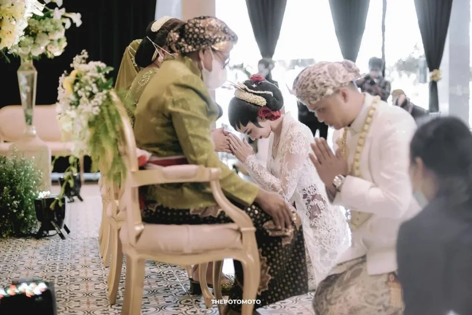 10 Detail Pernikahan Karina Nadila-Rangga Prihartanto. Kental Adat Jawa dan Tetap Super Elegan! 22