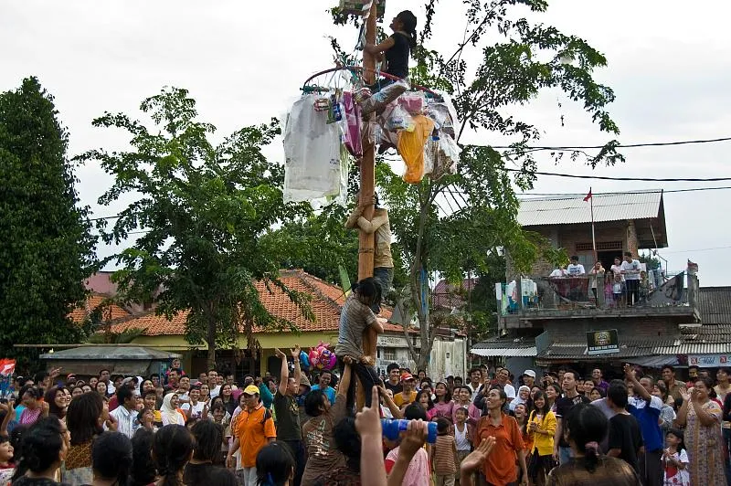 5 Alasan Lomba Panjat Pinang Mesti Dievaluasi. Nggak Semua Orang Sanggup Ikut, Bro! 6 Lomba panjat pinang