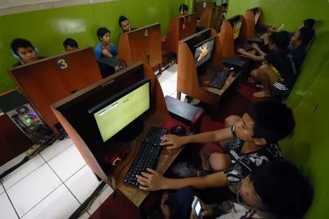 5 Hal Konyol dan Ngeselin yang Dirasakan Anak Warnet Generasi Awal. Pernah Gini juga Nggak? 9