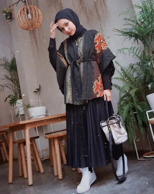 9 Kombinasi Sempurna Celana Kulot dan Atasan Batik; Santun, Berkelas dan Cantik! 14