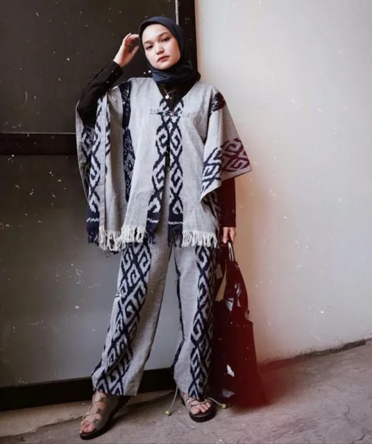 9 Kombinasi Sempurna Celana Kulot dan Atasan Batik; Santun, Berkelas dan Cantik! 18