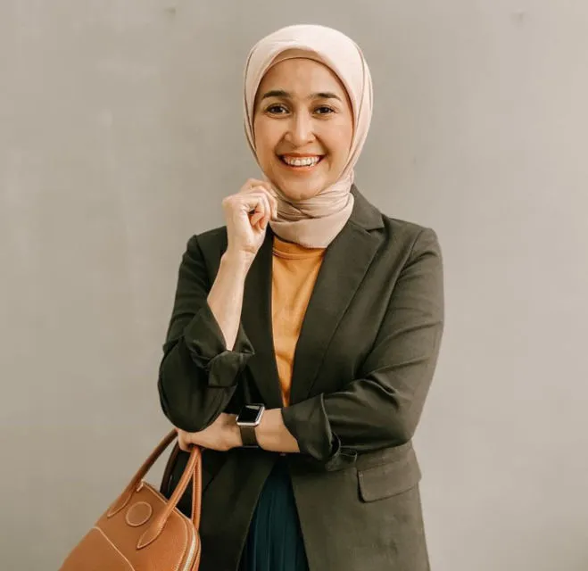 5 Trik Tampil Elegan dengan Hijab Segi Empat dan Baju Formal Ala Prita Ghozie, Konsultan Keuangan Favorit Warganet! 6
