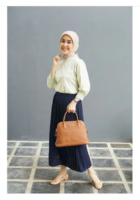 5 Trik Tampil Elegan dengan Hijab Segi Empat dan Baju Formal Ala Prita Ghozie, Konsultan Keuangan Favorit Warganet! 8