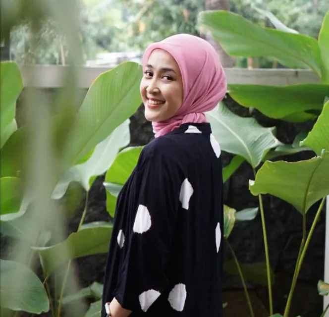 5 Trik Tampil Elegan dengan Hijab Segi Empat dan Baju Formal Ala Prita Ghozie, Konsultan Keuangan Favorit Warganet! 9