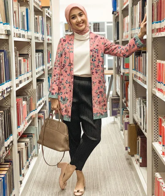 5 Trik Tampil Elegan dengan Hijab Segi Empat dan Baju Formal Ala Prita Ghozie, Konsultan Keuangan Favorit Warganet! 10
