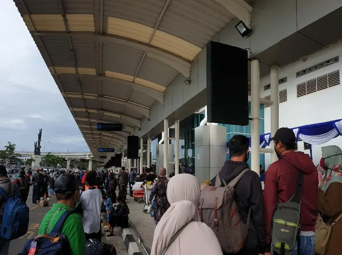 Antrean Panjang Rapid Test Antigen di Bandara Soetta Capai 25 Meter. Timbulkan Kekhawatiran 5