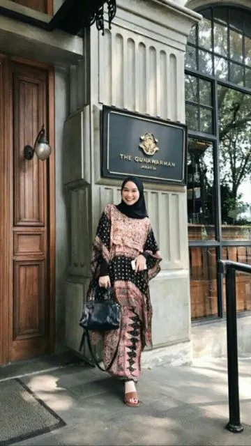 Ingin Tampil Lebih Elegan? Coba Deh Pakai 9 Setelan Batik yang Langka nan Cantik Ini! 16