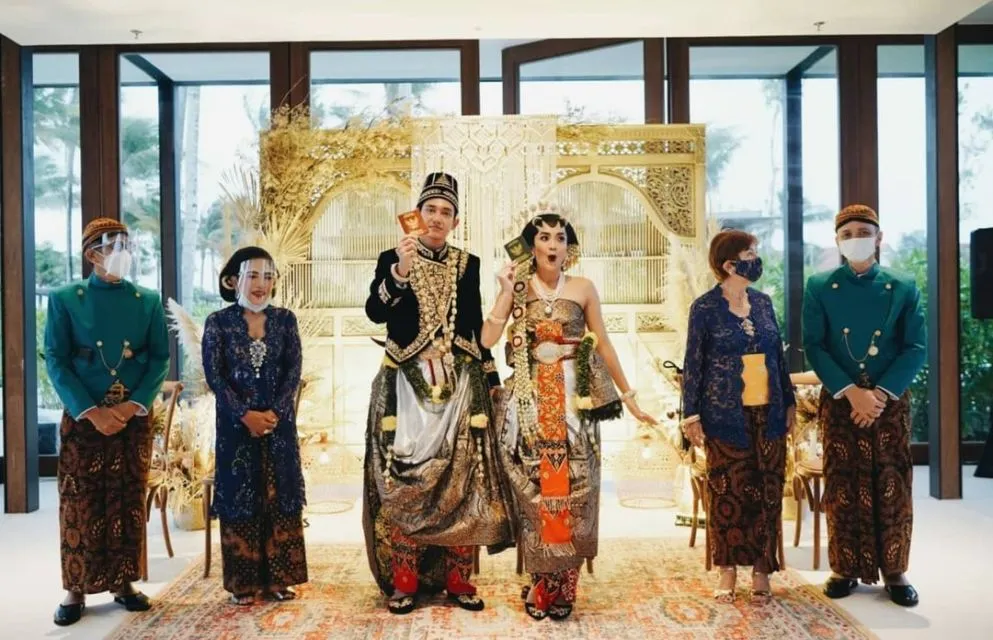 10 Detail Pernikahan Adipati Dolken-Canti Tachril. Kental Adat Jawa, Digelar di Pinggir Pantai! 15