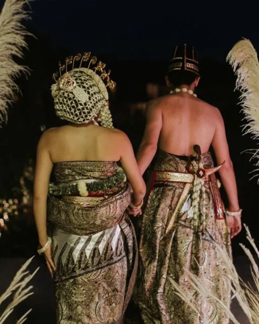 10 Detail Pernikahan Adipati Dolken-Canti Tachril. Kental Adat Jawa, Digelar di Pinggir Pantai! 20