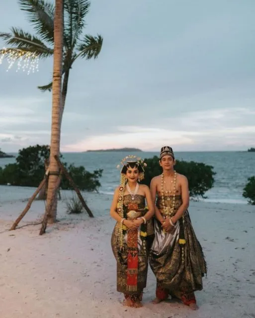 10 Detail Pernikahan Adipati Dolken-Canti Tachril. Kental Adat Jawa, Digelar di Pinggir Pantai! 11