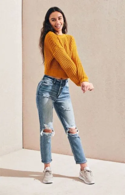 5 Warna Sweater yang Paling Pas Dipadukan dengan Celana Jeans Robek. Kekinian dan Manis! 8