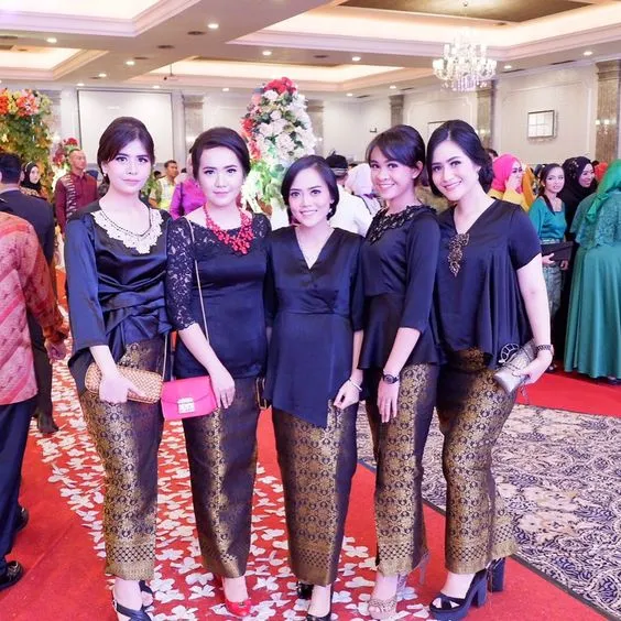 8 Model Kebaya yang Cocok Dipakai Buat Acara Malam Hari. Pilihan Warnanya Elegan! 10